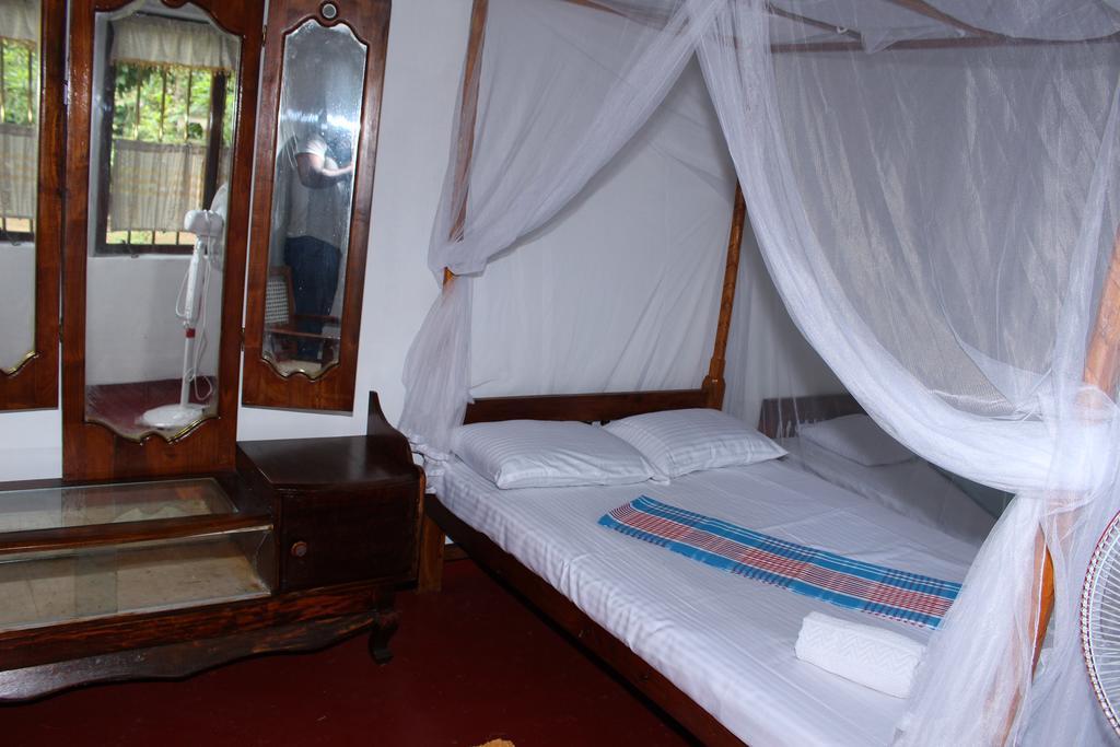 Abberny Villa Midigama East Room photo